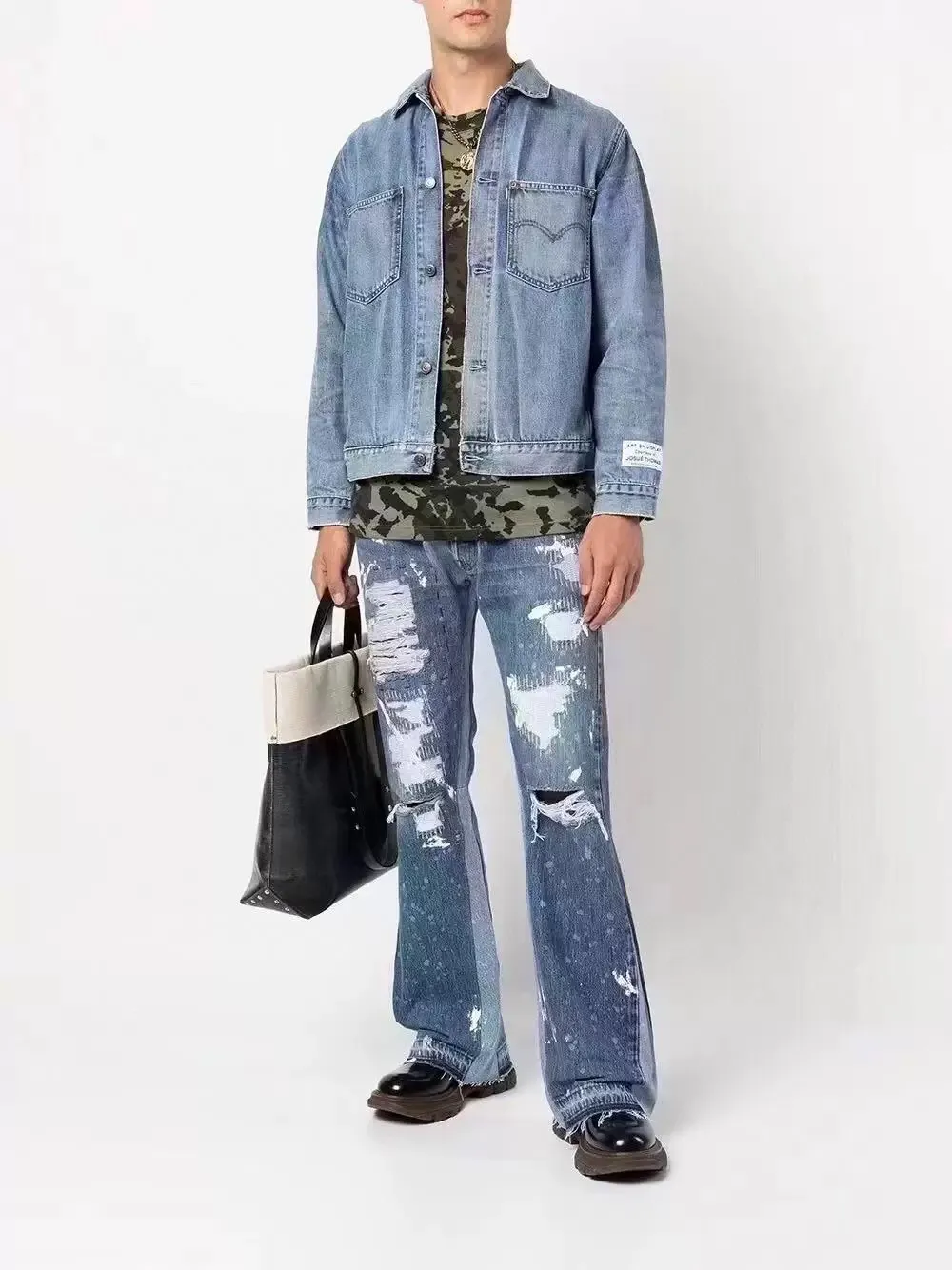 -Size upper body P250#G70 GALLERY DEPT. Holes and random threads connected to denim bell-bottoms. Washed and distressed spliced ​​jeans. GALLERY is attracted by these bell-bottoms. Whether it is a reset of Carhartt or Levis, it has created a strong brand style. Since these pants are modified from rare vintage, the production capacity is limited. Therefore, after many icons wore them, these pants were once hard to find. Later, perhaps due to the improvement of GD's business in the past two years and the expansion of production lines, the brand itself lowered the price, so I can't wait any longer for these pants this year and will definitely buy them. During the process of the denim washing plant, the owner of the washing plant helped introduce a boss who had worked for Levi's foundry and started his own business. This also paved the way for the following styles. Therefore, Levi's remodeled single product for the base plate is really familiar. Whether it is the fabrics supplied or the lathes used in production, there is nothing to choose from. -Color: blue -Size: S-XXL (corresponding to 28-36)